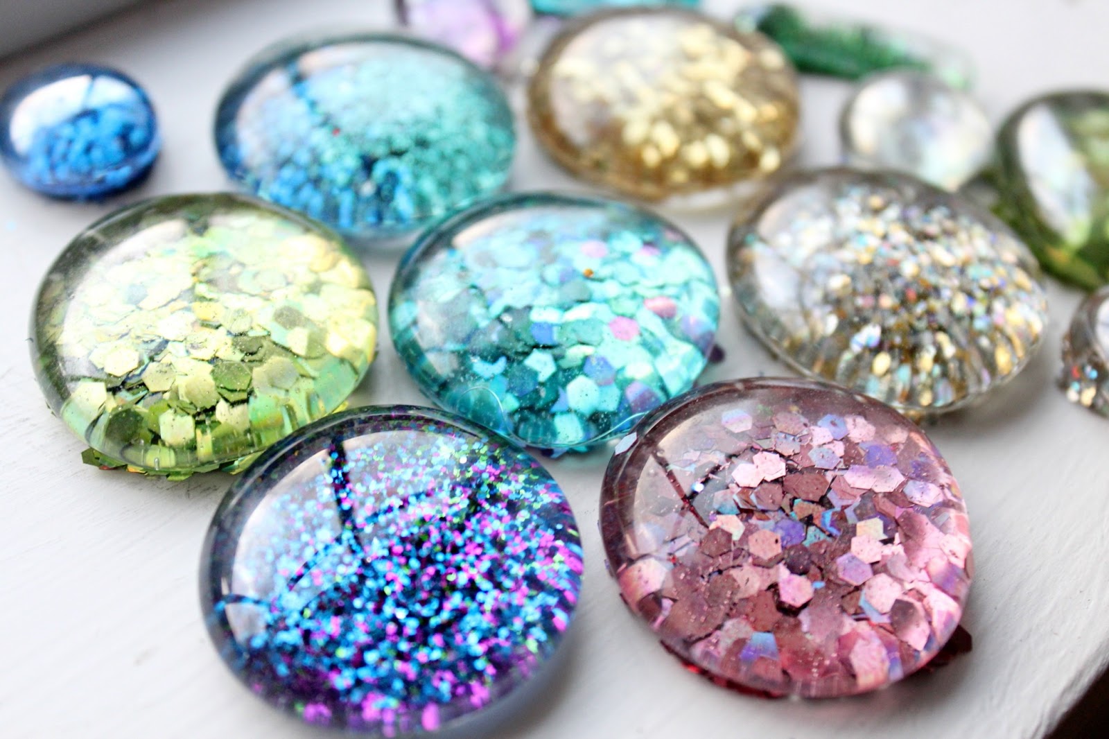 These DIY Glittery Glass Pebbles Are So Fun And PrettyAnd USEFUL 