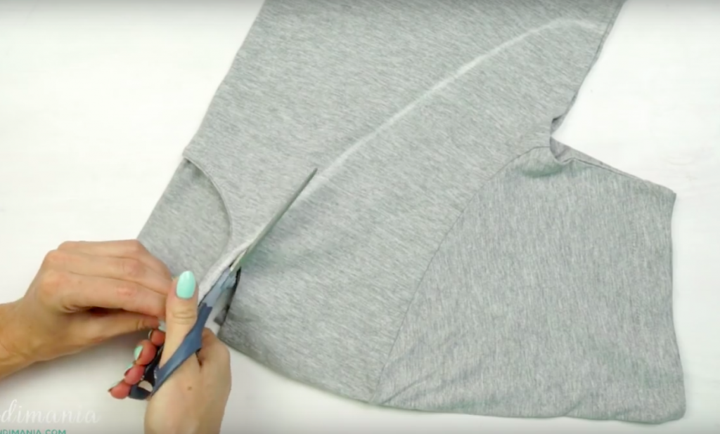 She Takes A Scissors To A Perfectly Good T Shirt What She Creates Is   Screen Shot 2015 09 24 At 3.01.16 PM 1024x618 