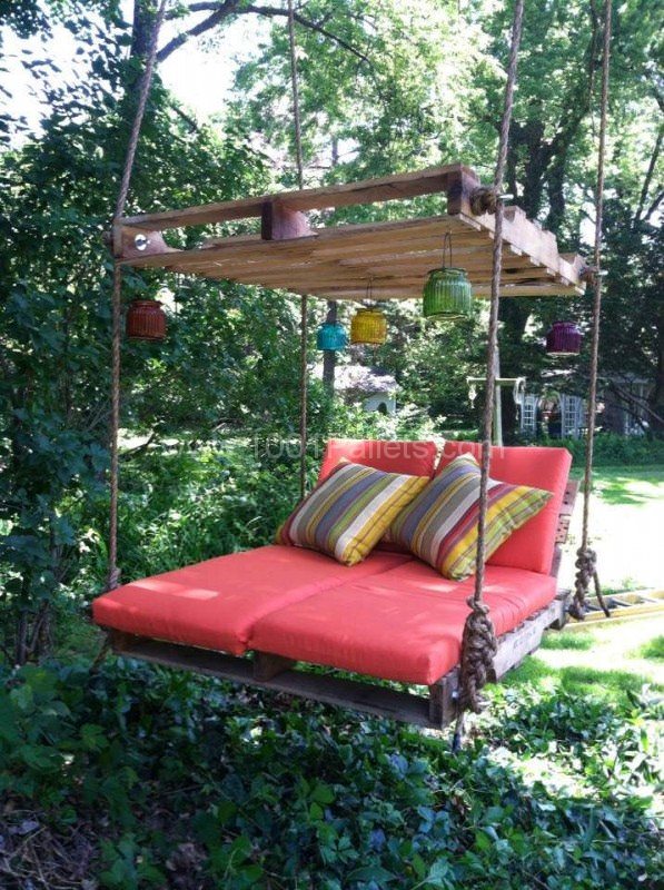 1001pallets.com-pallet-outdoor-swing-lounge-2-597x800