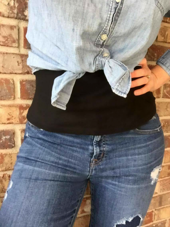 Great-fashion-hack-Tip-on-how-to-button-jeans-that-are-too-tight.-587x783